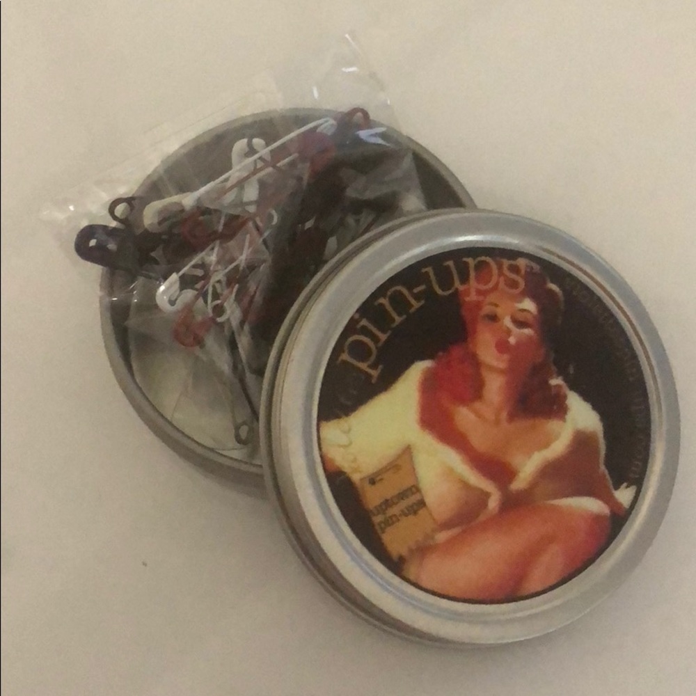 Pin ups - Picture 2 of 4